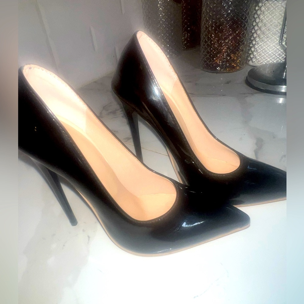 Black pumps